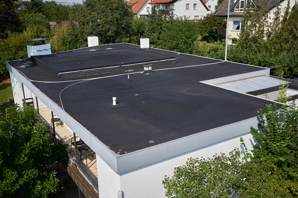 Bei der Dachbegehung staunten die Experten nicht schlecht über den optisch sehr guten Zustand der 50 Jahre alten Kunststoff-Dachabdichtung mit Prewanol, dem Vorläufer der heutigen Rhepanol®.|FOTO: FDT/Sven-Erik Tornow
