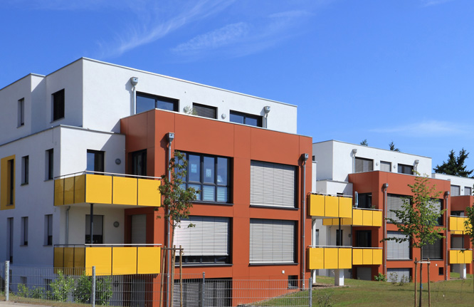 Bei großen Fensterflächen verhindert außenanliegender Sonnenschutz das Aufheizen der Räume. Zusätzlich federt Mauerwerk aus UNIKA Kalksandstein Temperaturspitzen ab.|Foto: UNIKA