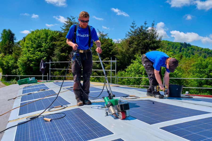 EVALON® Solar cSi ist nahezu wie eine übliche Dachbahn zu verarbeiten und passt sich im gegebenen Maß der vorhandenen Dachgeometrie an.|Foto: alwitra/Sven-Erik Tornow