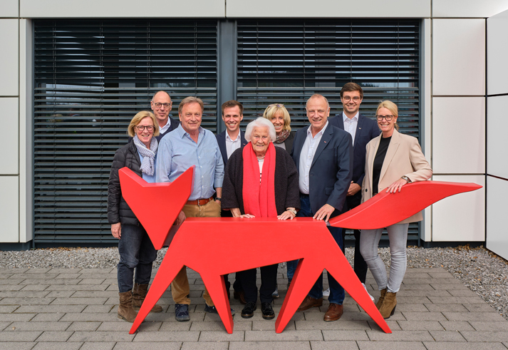 Drei Generationen der Gründerfamilie Beck mit den Beck+Heun Geschäftsführern Bernhard, Philipp (3. u. 4. v. l.) und Jonas (Mitglied der Geschäftsleitung, 2. v. r.) sowie Seniorchefin Ursula Beck (Mitte).|Bild: Beck+Heun/Sven-Erik Tornow