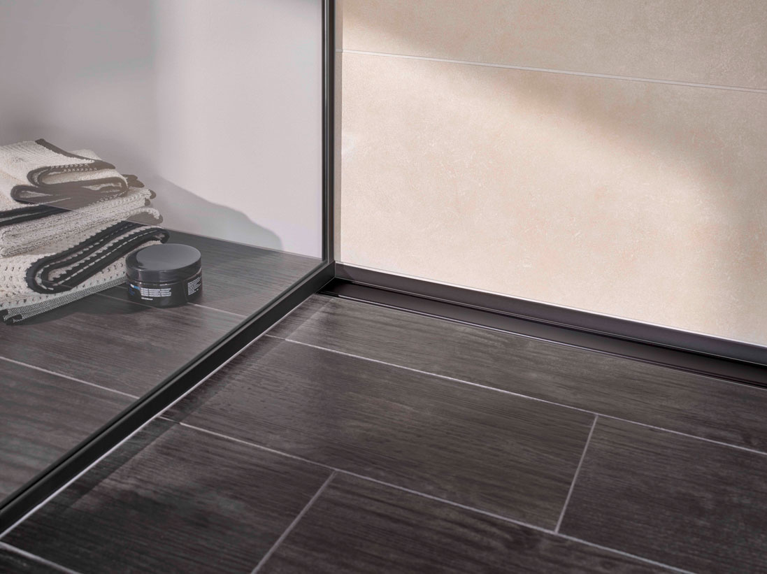 BLANKE AQUA PROFILE ist eine Serie von hochwertigen Abschluss- und Übergangsprofilen für Duschen mit ansprechendem Linienentwässerungs-System und Glastrennwand.|Foto: Blanke