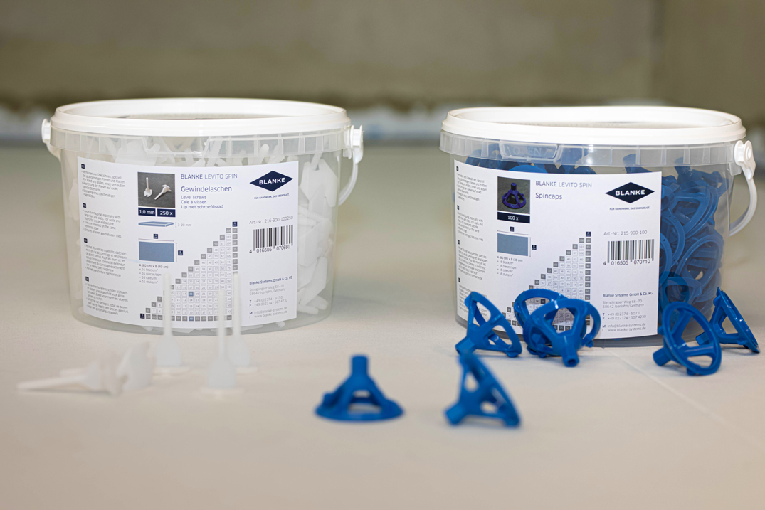 Alle drei Komponenten des neuen Nivelliersystems BLANKE LEVITO SPIN sind aus hochwertigem Kunststoff und ermöglichen eine schnelle und werkzeuglose Verarbeitung.|Foto: Blanke