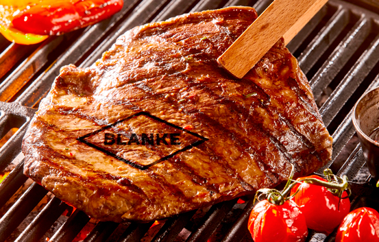 Neben spannenden Aussichten auf die Blanke Produktwelt 2022 wartet rund um die BLANKE MEHRWERTSTATT und eine neue Ausstellung ein abwechslungsreiches, informatives und schmackhaftes Programm auf die Gäste der „MEAT & GREET“-Events.|Foto: Blanke