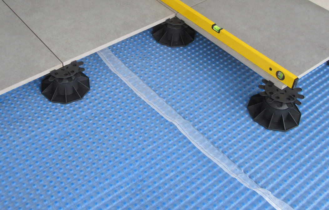Die neuen Stelzlager BLANKE STELZ-TEC sind sehr leicht zu verlegen und als Komplett-System mit Drainagematte, Abschlusswinkel mit Drainageprofil und Entwässerungs-Rinne einsetzbar.|Foto: Blanke
